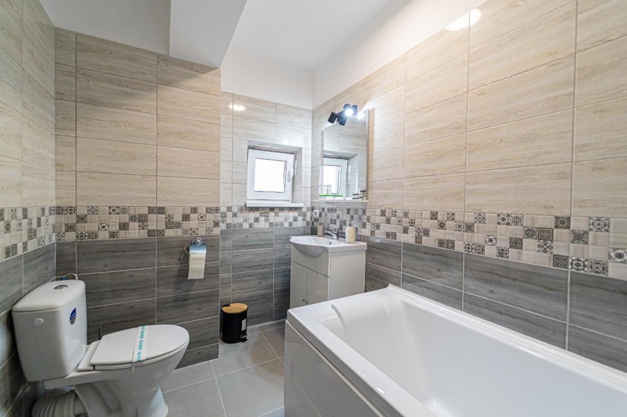 Delux Suite Bacău エクステリア 写真