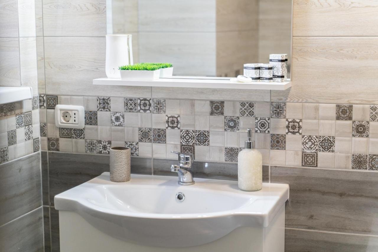 Delux Suite Bacău エクステリア 写真