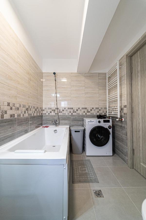 Delux Suite Bacău エクステリア 写真